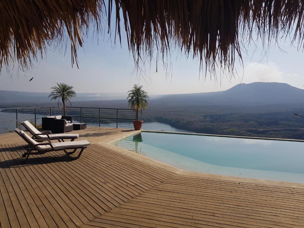 a resort with a swimming pool with a view of a mountain at Calalas Lodge in Nindirí