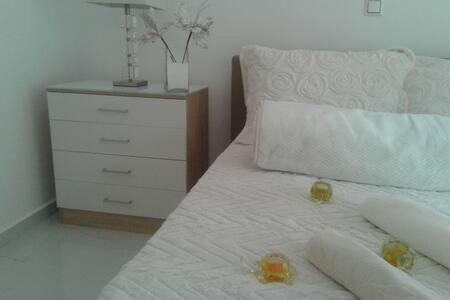Postel nebo postele na pokoji v ubytování Despina's Luxury apt downtown