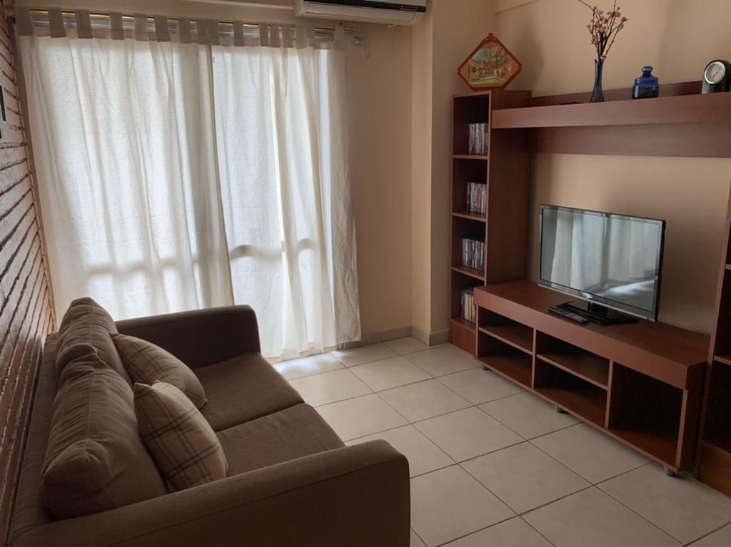 un salon avec un canapé et une télévision à écran plat dans l'établissement Departamento Tucuman Lavalle 1, à San Miguel de Tucumán