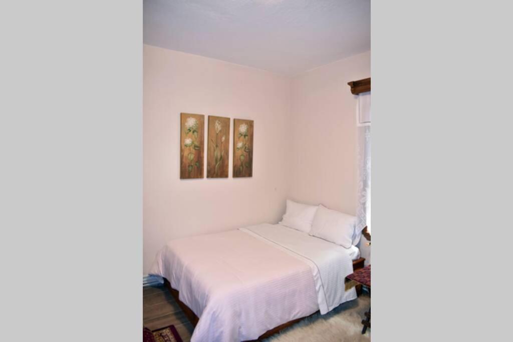 Postel nebo postele na pokoji v ubytování Eufrosini Guesthouse