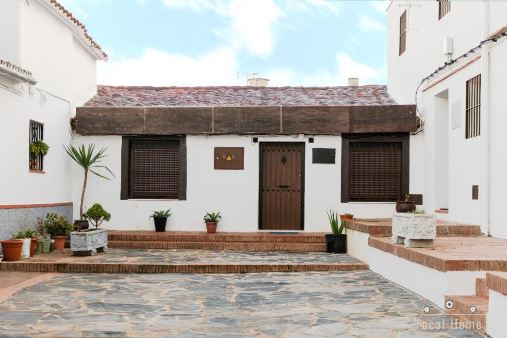 a house with a courtyard in front of it at Casa Rural La Zzinetina con Jacuzzi in Constantina