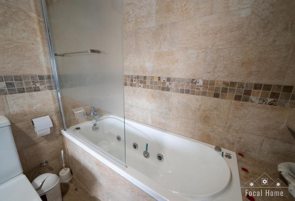 康士坦丁納的住宿－CASA RURAL LA ZZINETINA，带浴缸和卫生间的浴室。