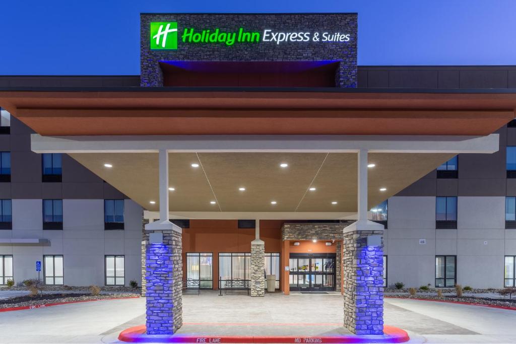 front hotelu z holem z budynkiem w obiekcie Holiday Inn Express & Suites Kearney, an IHG Hotel w mieście Kearney