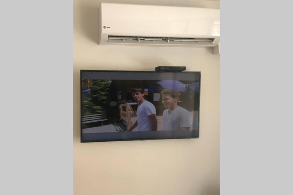 TV a/nebo společenská místnost v ubytování Apartamento cómodo con todo lo que necesitas con Aire Acondicionado !!