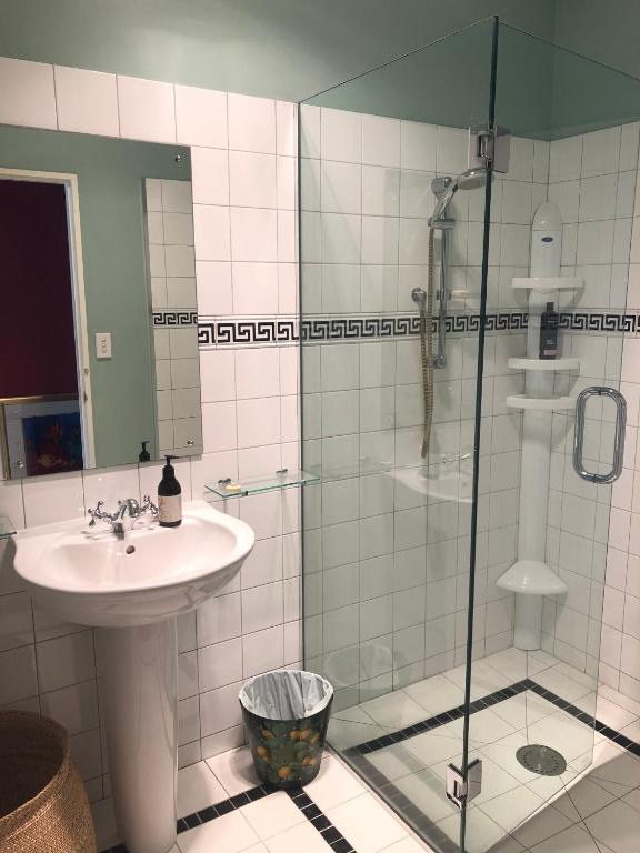 Koupelna v ubytování Te Kopura Lodge