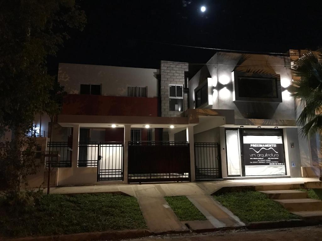 una gran casa blanca por la noche con luces en Departamento HANS en Colón