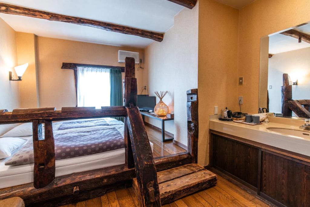 Postel nebo postele na pokoji v ubytování Hotel Haus St Anton