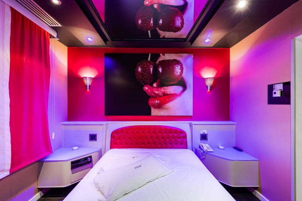 Una cama o camas en una habitación de Zouk Hotel