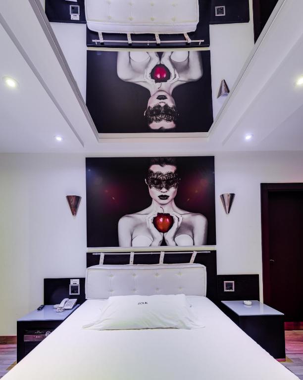Una cama o camas en una habitación de Zouk Hotel