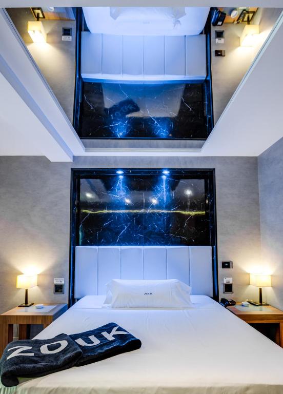 Una cama o camas en una habitación de Zouk Hotel