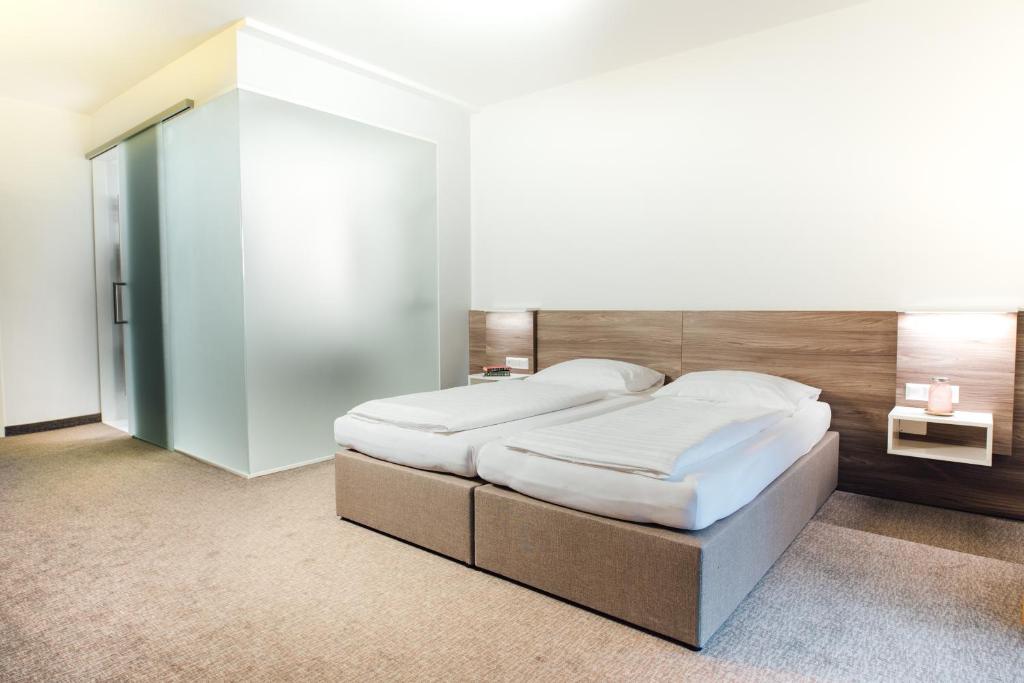 Ein Bett oder Betten in einem Zimmer der Unterkunft Simon - Hotel & Café