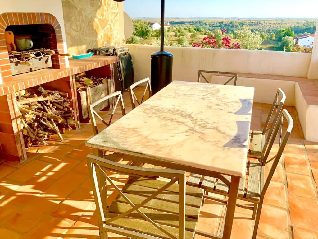 Μπαλκόνι ή βεράντα στο Charming villa in Casais de São Brás
