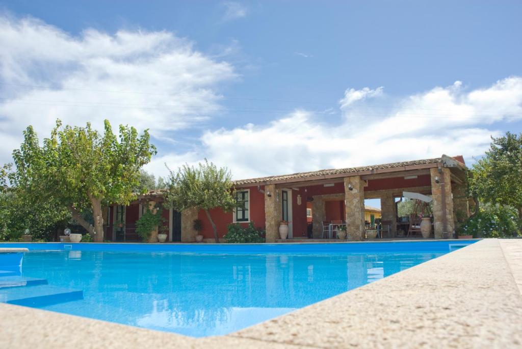 una piscina frente a una casa en Case Di Loco Castro, en Agnone Bagni