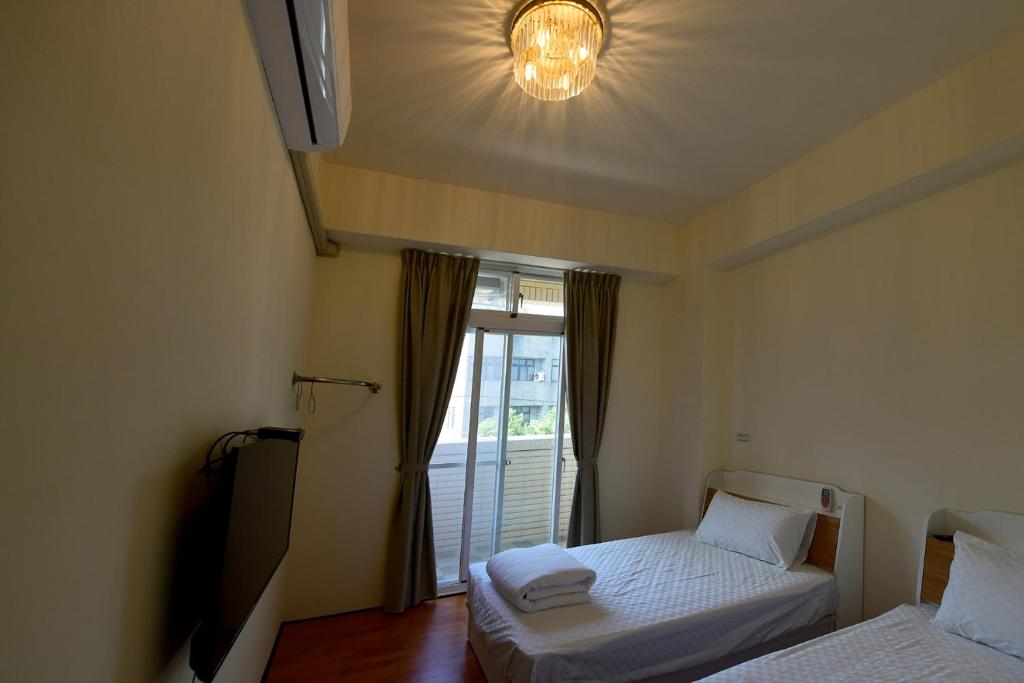花蓮市的住宿－拾光時光民宿，客房设有两张床和一扇光线充足的窗户。