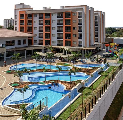 - une grande piscine dans un complexe avec des bâtiments dans l'établissement Alta vista termas resort, à Caldas Novas
