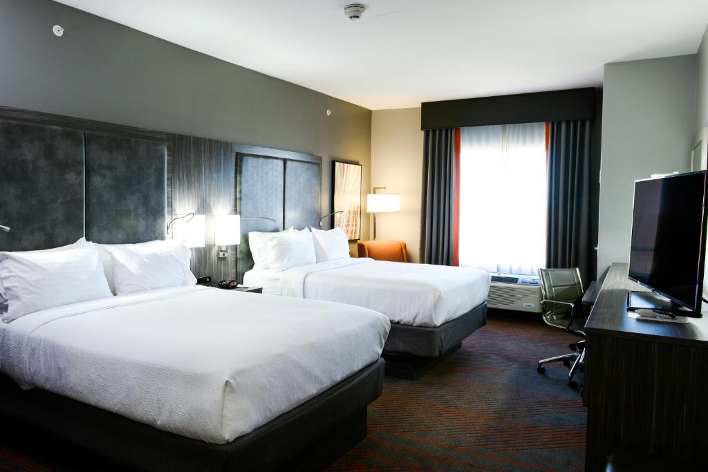 מיטה או מיטות בחדר ב-Holiday Inn Abilene - North College Area, an IHG Hotel