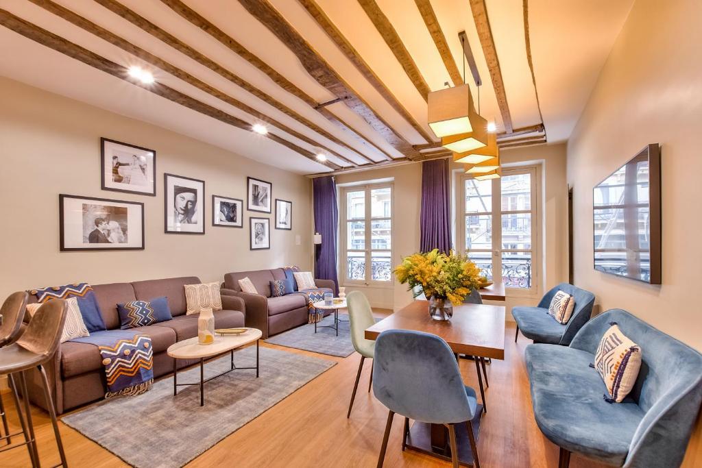 un salon avec un canapé et une table dans l'établissement 73 - Etienne Marcel, à Paris