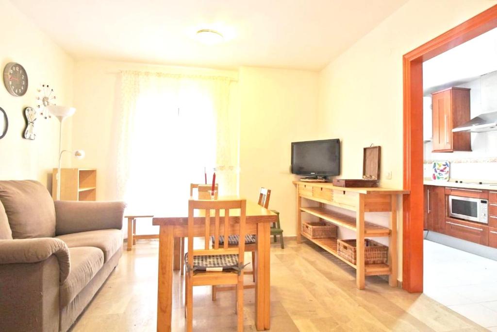 Setusvæði á 2 bedrooms appartement with wifi at Malaga