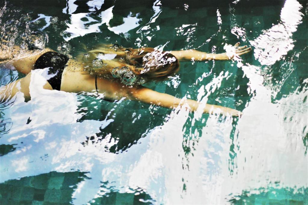 una mujer flotando en un charco de agua en Casa Alice en Rovinj