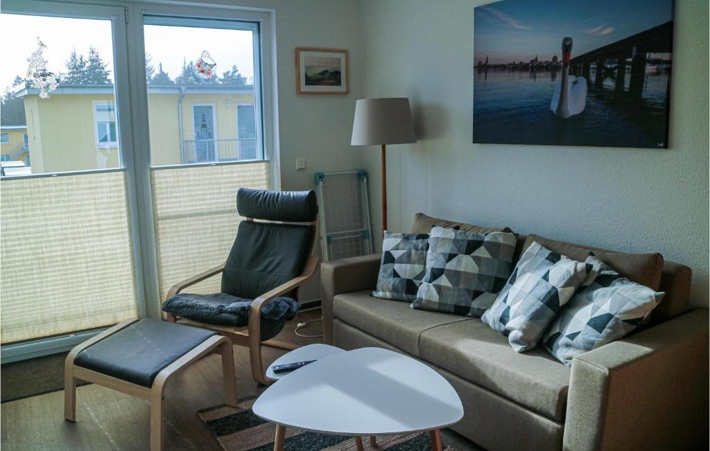 - un salon avec un canapé et une chaise dans l'établissement 1 Bedroom Nice Apartment In Graal-mritz, à Graal-Müritz