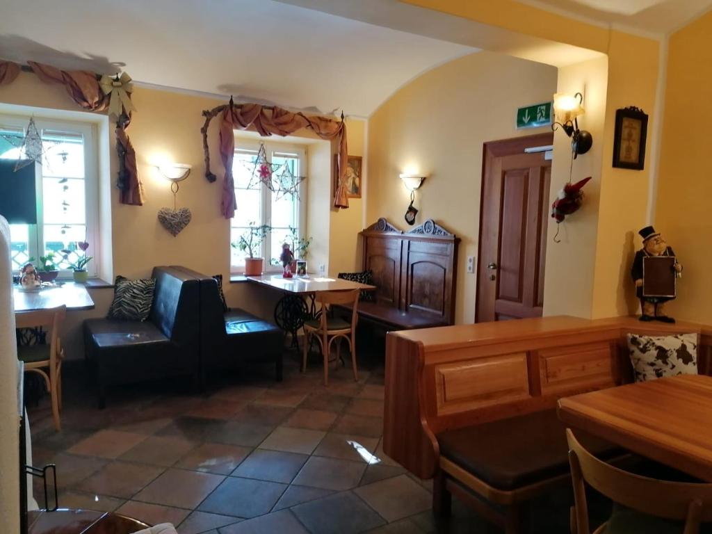 Uma área de estar em Gasthaus zum Fuchs - Familie Andrä