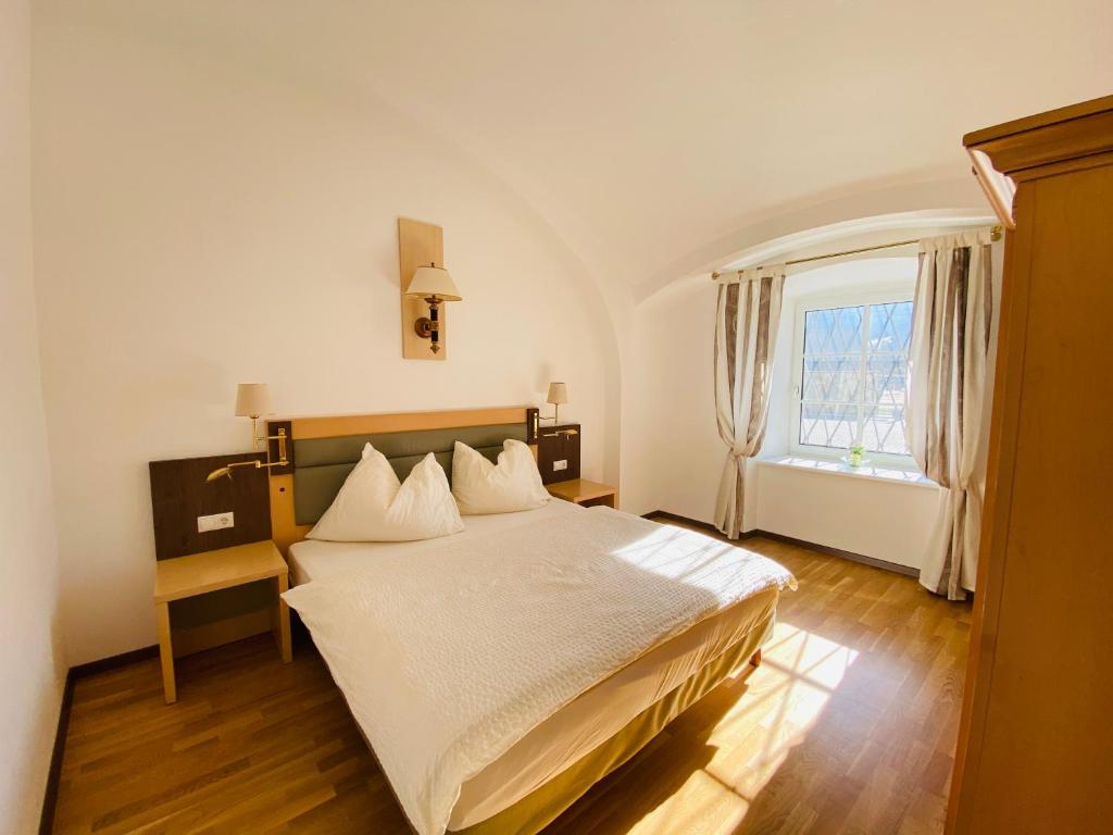 Tempat tidur dalam kamar di Schloss Krottenhof