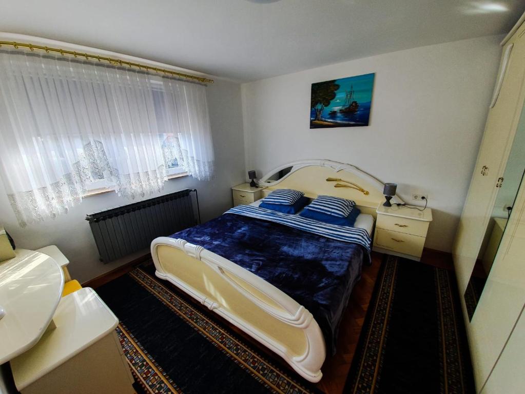 Llit o llits en una habitació de Apartman Goran - 130m Radiochirurgia