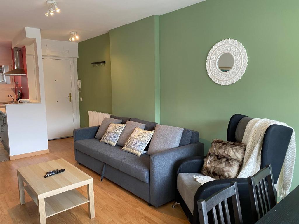 Posezení v ubytování Apartamento en Soldeu a pie de pistas, wifi y parquin