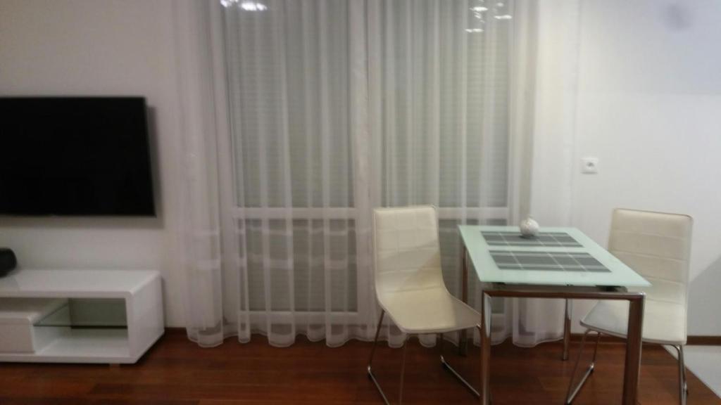 Televízia a/alebo spoločenská miestnosť v ubytovaní Apartament Esensja II