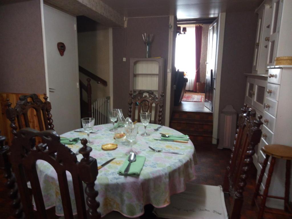 Charming French cottage-gite in the heart of quiet Gorron - Casa De Tres Dormitorios