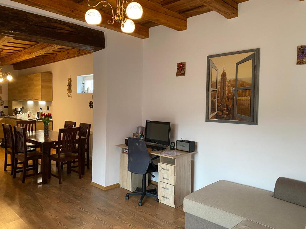 - un salon avec une table et un bureau avec un ordinateur dans l'établissement Peter House 24-7 Self Check-in, à Sighişoara