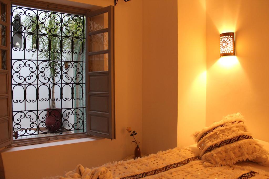 Postel nebo postele na pokoji v ubytování Riad El Arco ROOFTOP POOL & Spa