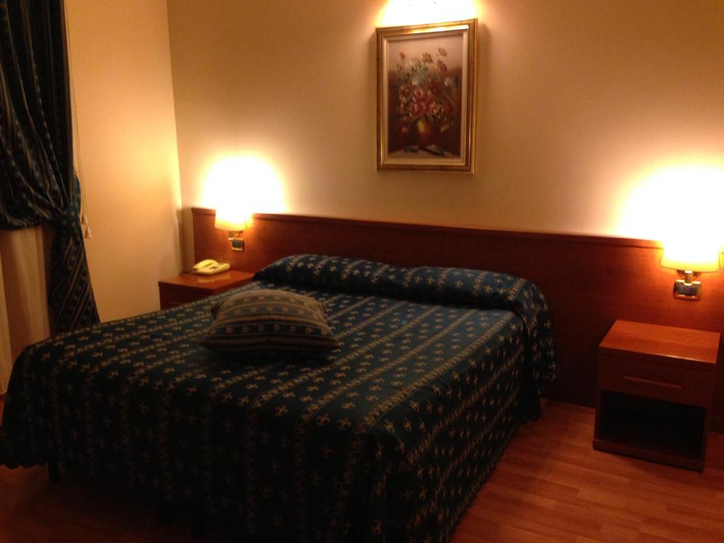 Postel nebo postele na pokoji v ubytování Hotel Fenicia
