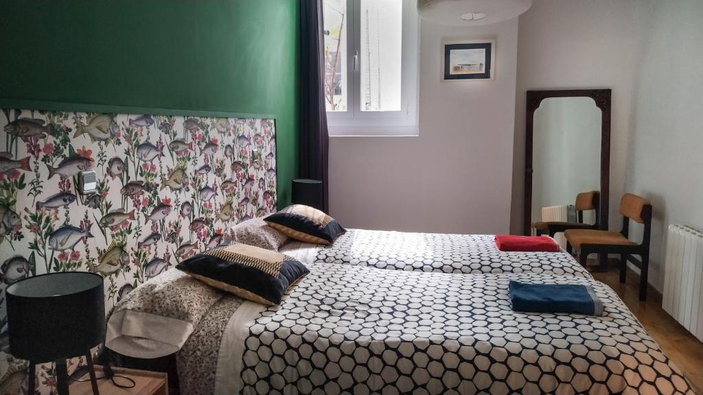 1 dormitorio con cama y pared verde en AT Compañía 100 m2 2 WC, en Pamplona