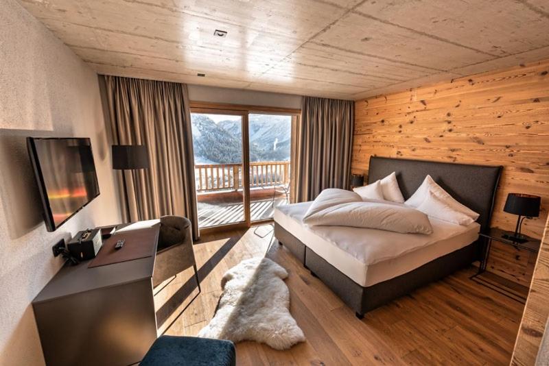 Postel nebo postele na pokoji v ubytování Skilodge Oberlech