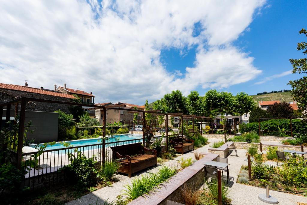 Bazén v ubytování Fac & Spera -Hôtel & Spa nebo v jeho okolí