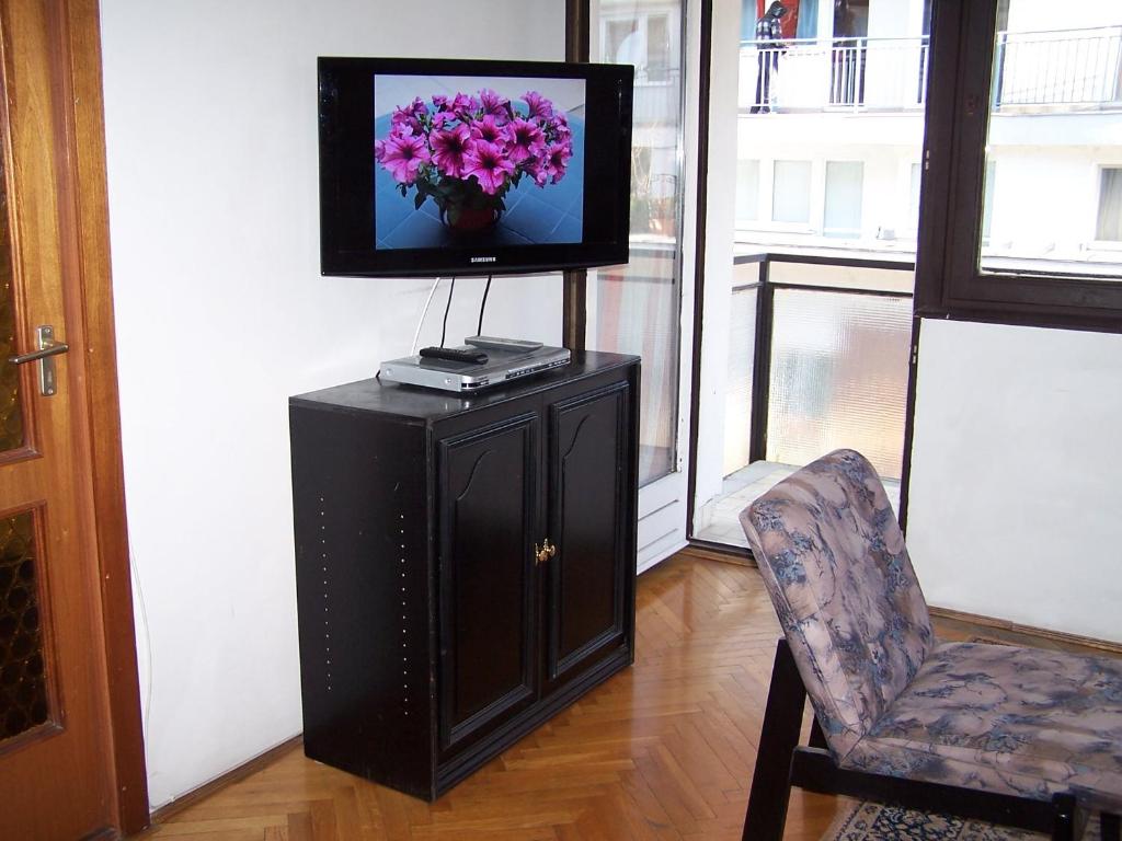 Televízia a/alebo spoločenská miestnosť v ubytovaní Apartment Sinkó - FREE GARAGE PARKING, central, 2 bedrooms 4 single beds, flexi check-out