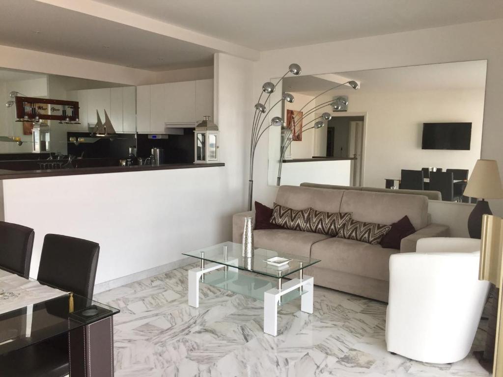 - un salon avec un canapé et une table dans l'établissement Appartement F3 vue mer et croisette, à Cannes