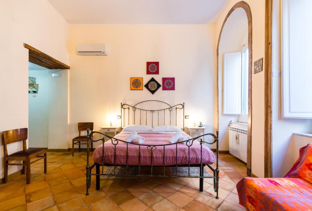 um quarto com uma cama, uma mesa e uma cadeira em LA CASA DI NONNA LELLA 1 em Salerno