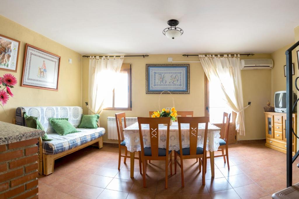 una sala de estar con una mesa y un sofá en Las Calabazas, en Barrado