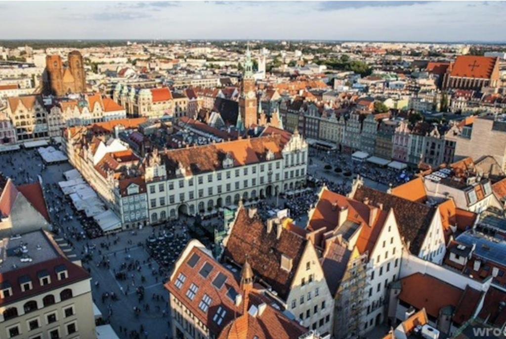 una vista aérea de una ciudad con edificios en Klimatyczny apartament przy Rynku (1 min. pieszo!) en Breslavia