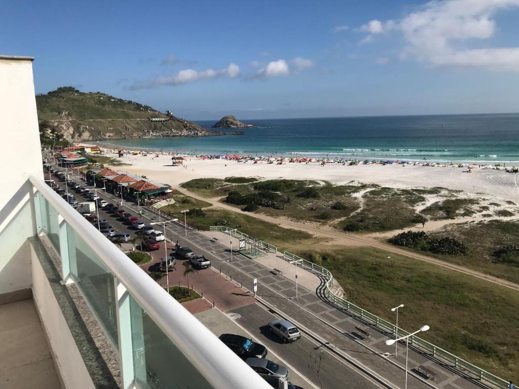balcón con vistas a la playa y al océano en Cobertura Arraial do Cabo Frente, en Arraial do Cabo