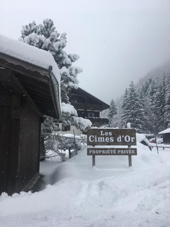 a sign in the snow in front of a building at les Cimes d'Or Mont blanc in Les Contamines-Montjoie