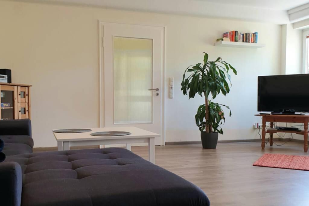 sala de estar con sofá y mesa en Ferienwohnung Kreideberg, en Lüneburg