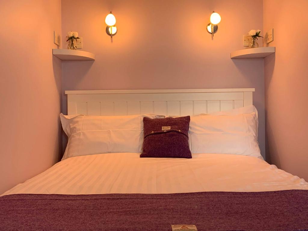 Postelja oz. postelje v sobi nastanitve Hebridean Holiday Cabins