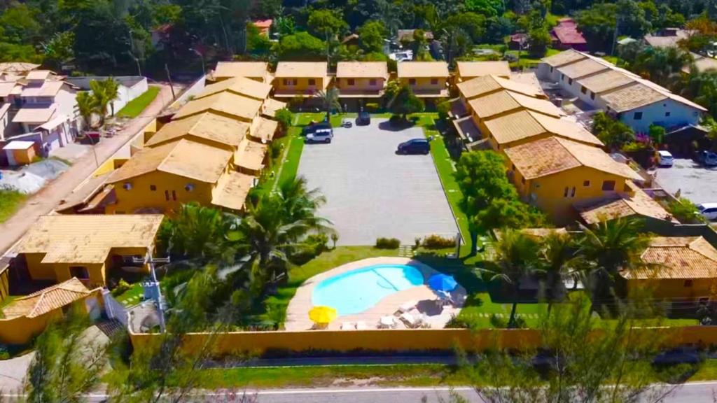 - une vue aérienne sur un complexe avec une piscine dans l'établissement Casa 2 Recreio De Buzios 1 - casa em condomínio com vista para o mar, à Búzios