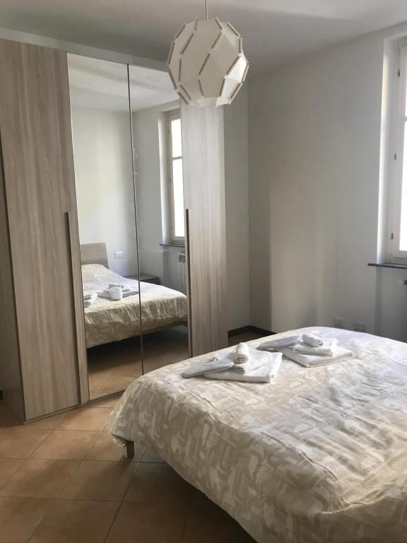 Een bed of bedden in een kamer bij “Coccole nel borgo” 2min to outlet