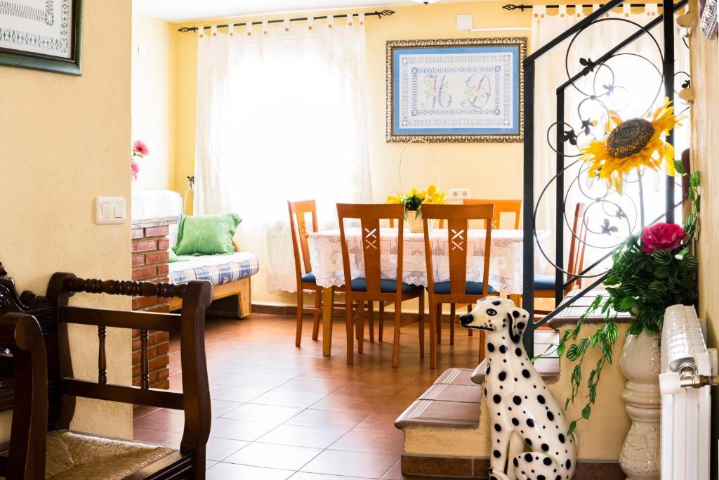 un perro dálmata sentado en una mesa en una sala de estar en Las Calabazas, en Barrado