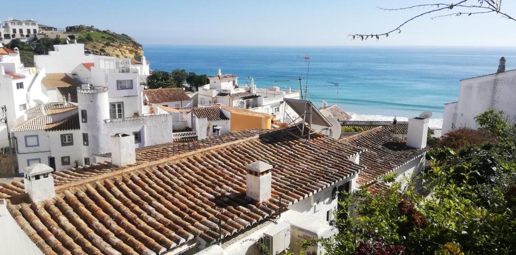 vistas a una ciudad con edificios blancos y al océano en Casa Florival en Burgau