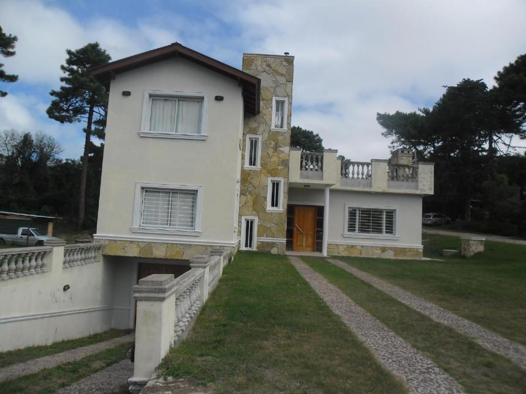 una gran casa blanca con un gran patio en Casa ostende en Ostende